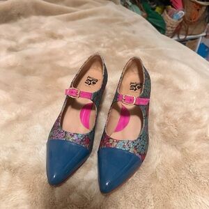 Fluevog Poser Shiloh in floral pattern. Size 8.5. EUC